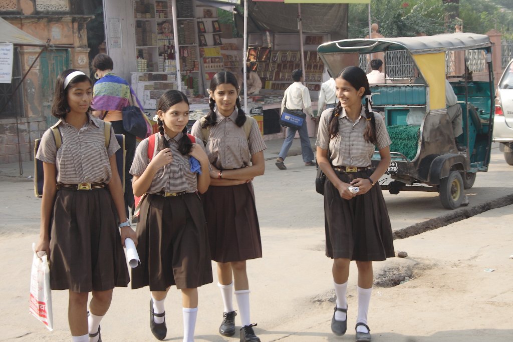 29-Schoolchildren visiting the Rani Sati Temple.jpg - Schoolchildren visiting the Rani Sati Temple